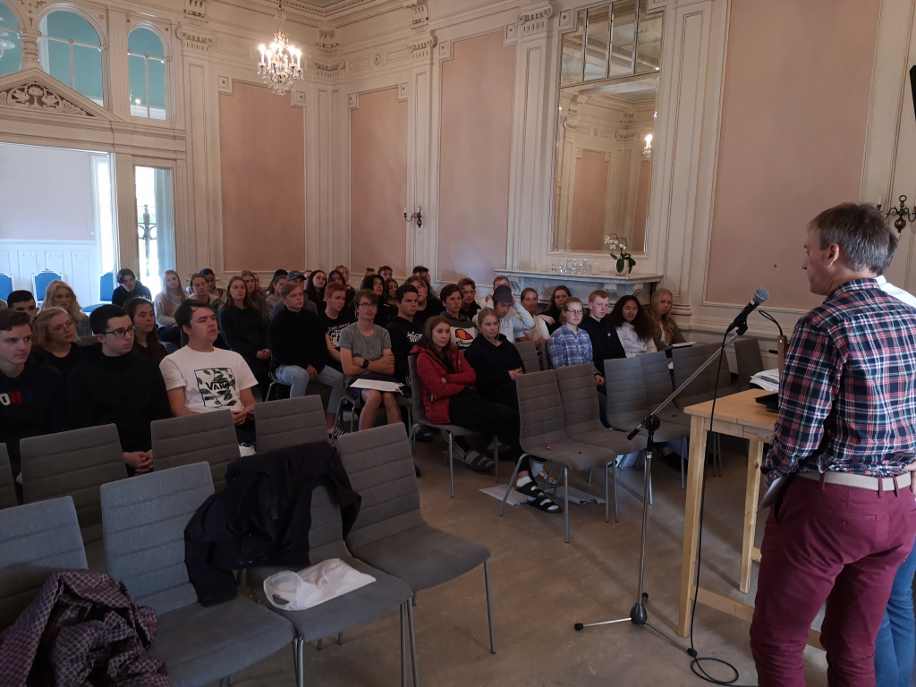 Magne Lunde forteller elevene ved Hurdal verk folkehøgskole om overraskelsesideen